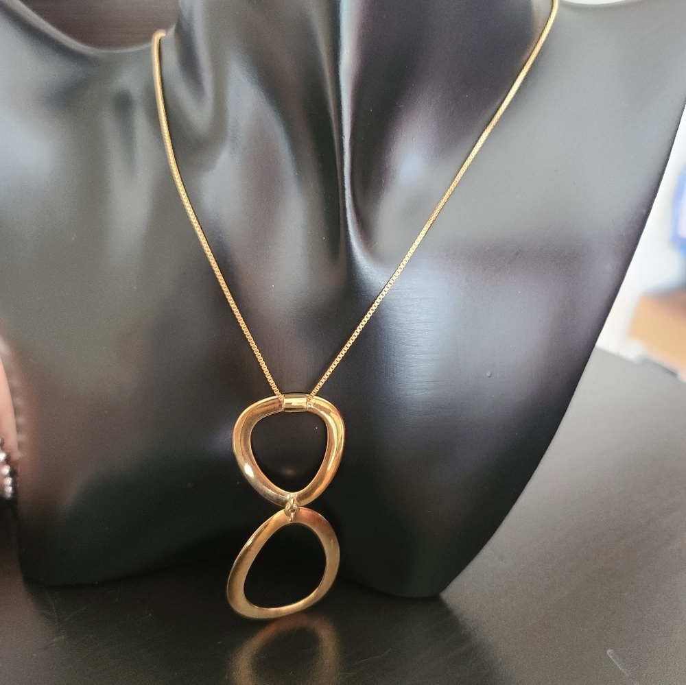 Gold tone interlocking necklace
